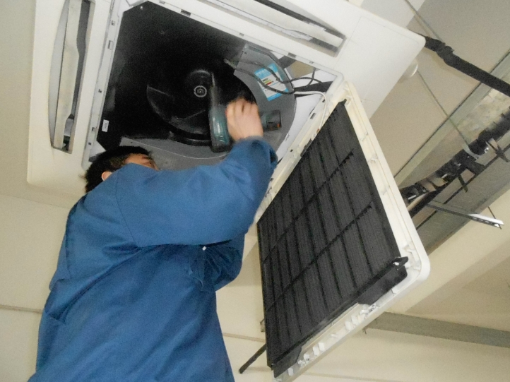 中央空调清洗不建议自己上手操作的原因-空调风管清洗-东莞中央空调清洗