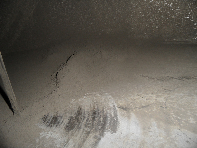 空调管道中的粉尘-空调风管清洗-清洗空调风管-清洗风管